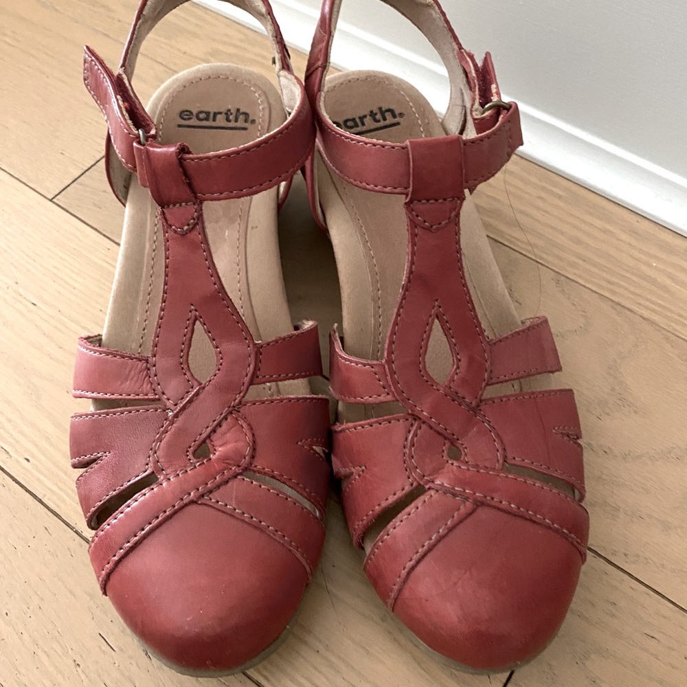 Earth red leather size 9